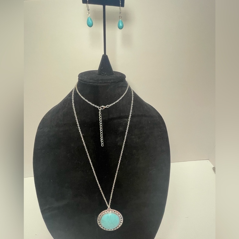 Very long silver tone chain with faux turquoise round pendant and earrings - Picture 3 of 6